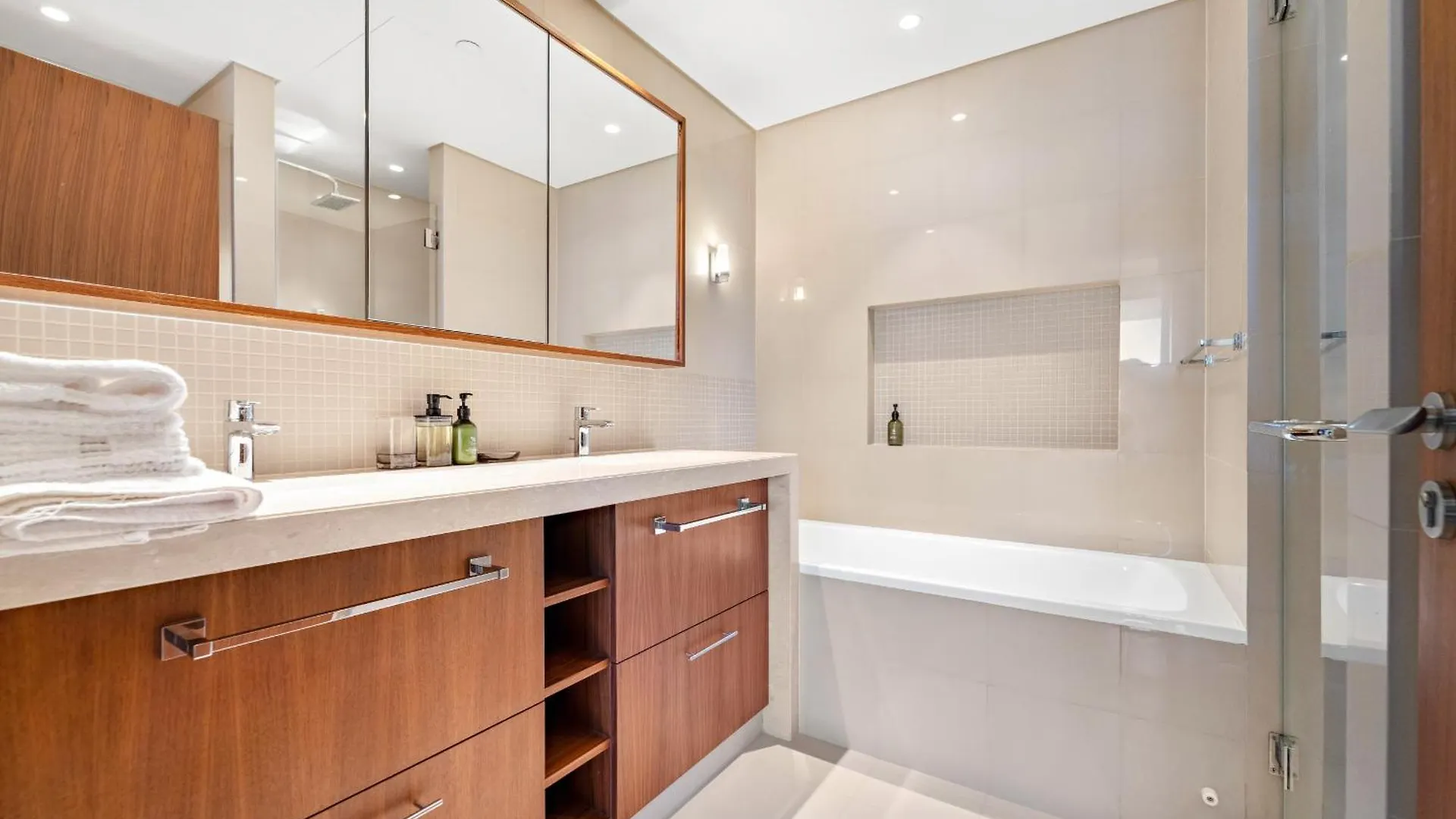 Vayk - Luxurious 2 Bedroom Apartment In Downtown Dubai